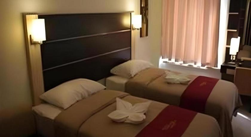 Travello Hotel Manado Exterior foto